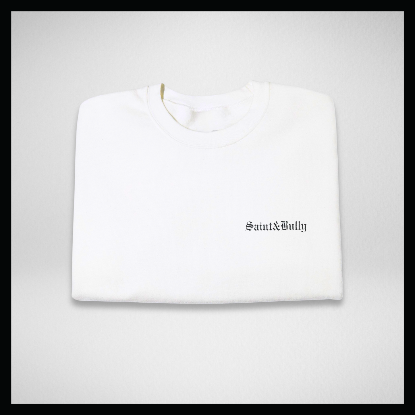 White crewneck sweatshirt, classic "Saint&amp;Bully" writing embroidered